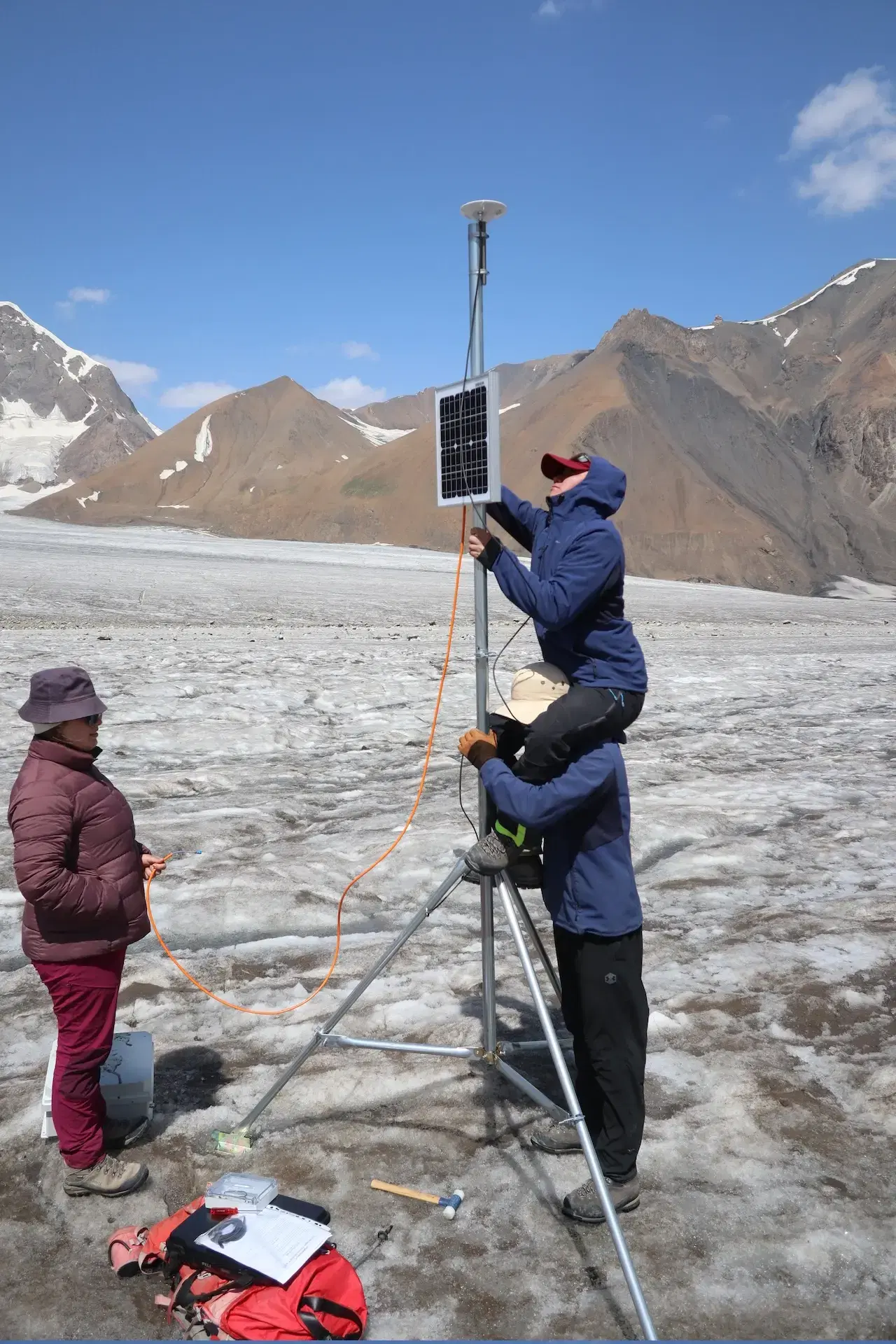 Cryologger ITB opened showing electronics